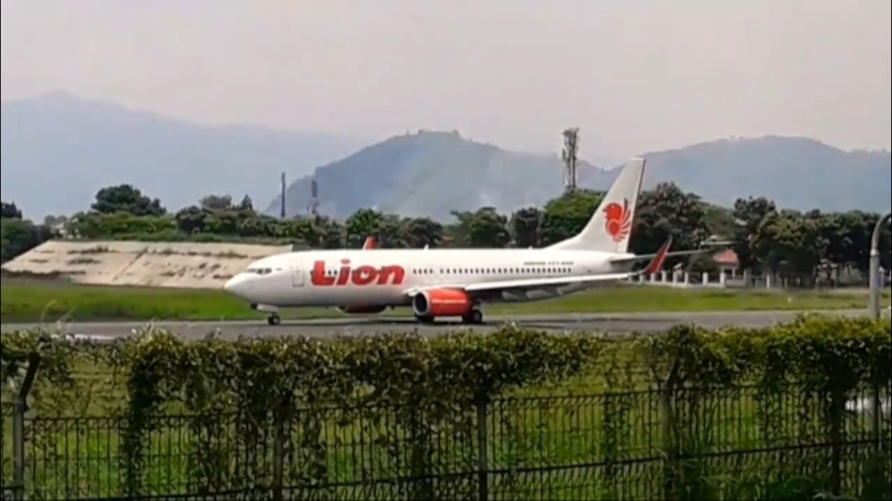 lion air plane take off from airport