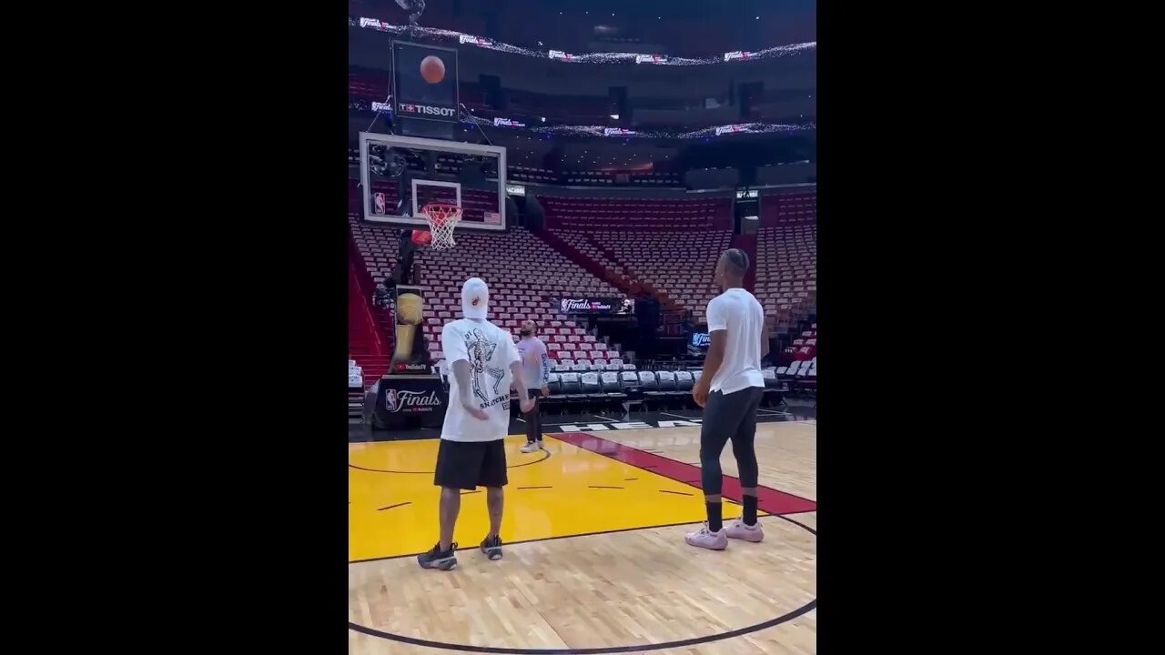 Neymar Jr e Jimmy Butler arremessando no ginásio do Miami Heat