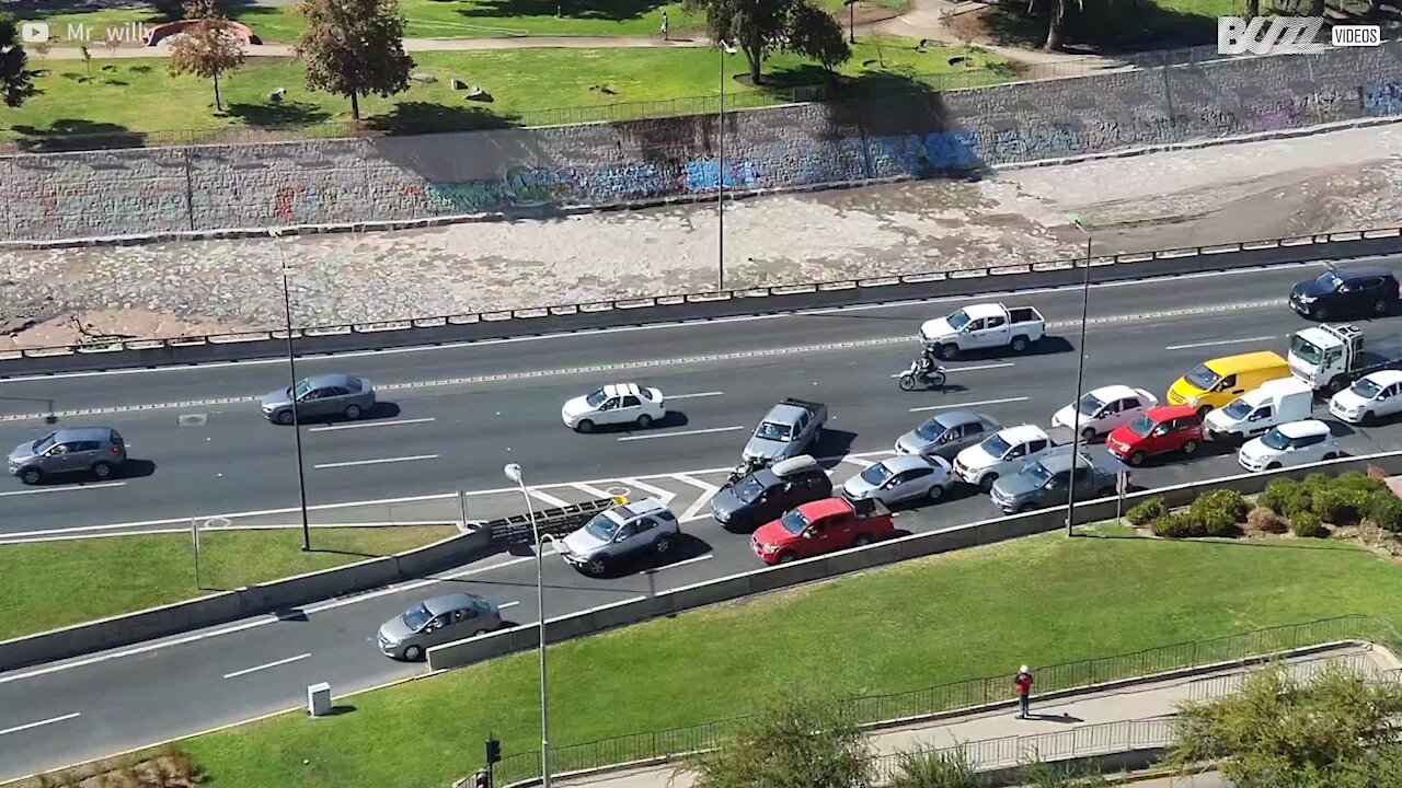 La bêtise d'un automobiliste provoque un embouteillage