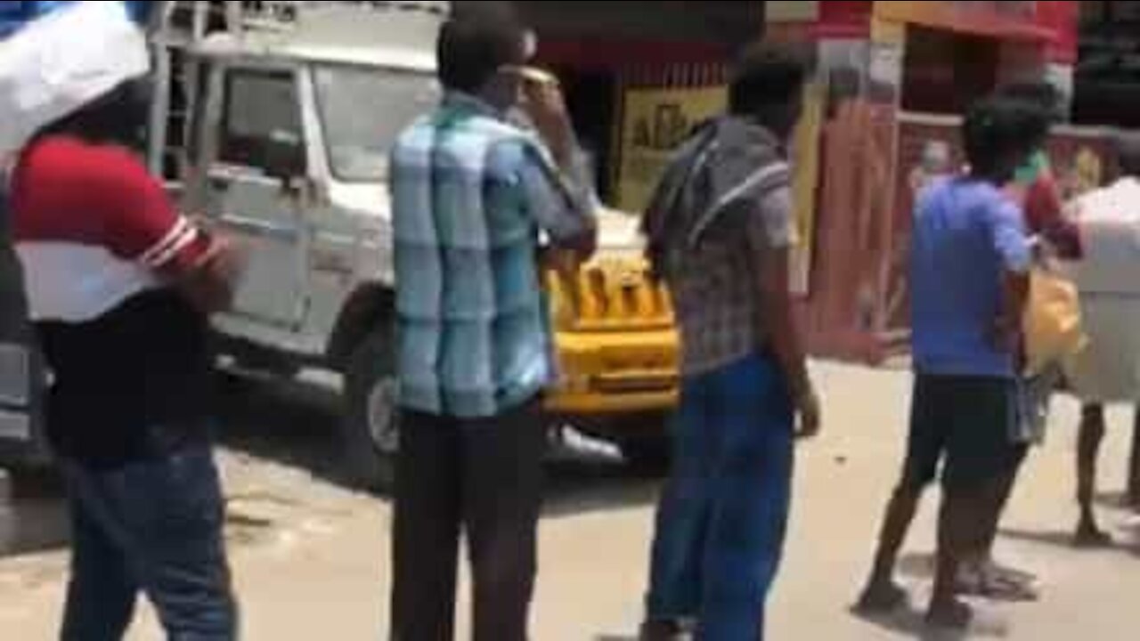 Une énorme file d'attente s'est formée en Inde