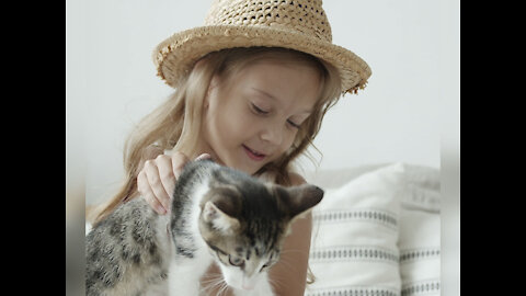 little girl holding a cute cat 😍