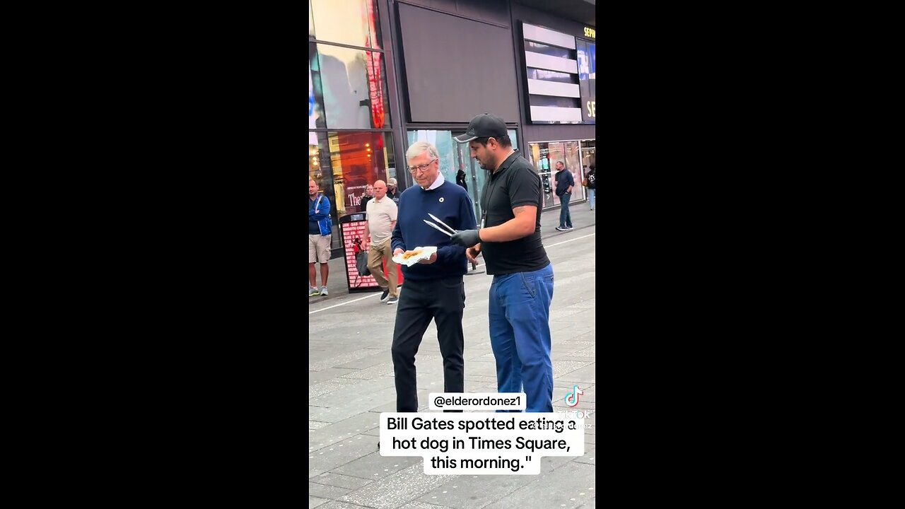 Bill Gates Caught Eating a Hot Dog & Posing Like an Average Guy in Times Square
