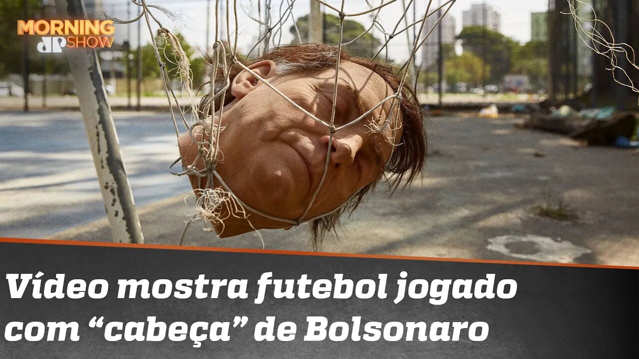Cabeças de Bolsonaro, Trump e Putin viram bolas de futebol