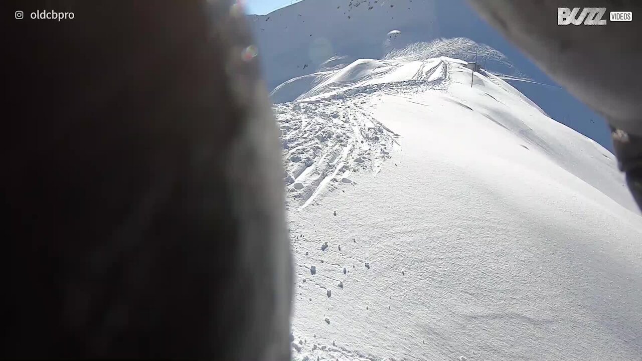 Une descente risquée en snowboard