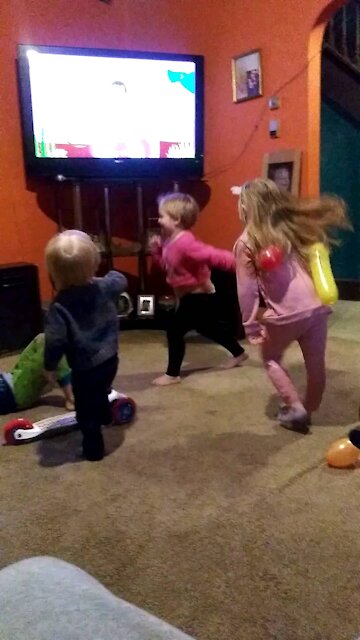 Babi shark Makes Kids All Kids Dance lol