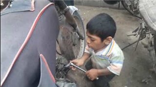 Mecânico anão sonha construir mota do seu tamanho