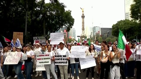 Miles de estudiantes de derecho y otros mexicanos marchan contra la reforma al poder judicial