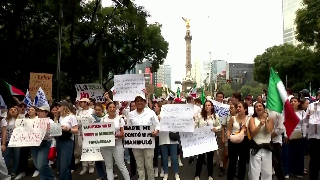 Miles de estudiantes de derecho y otros mexicanos marchan contra la reforma al poder judicial