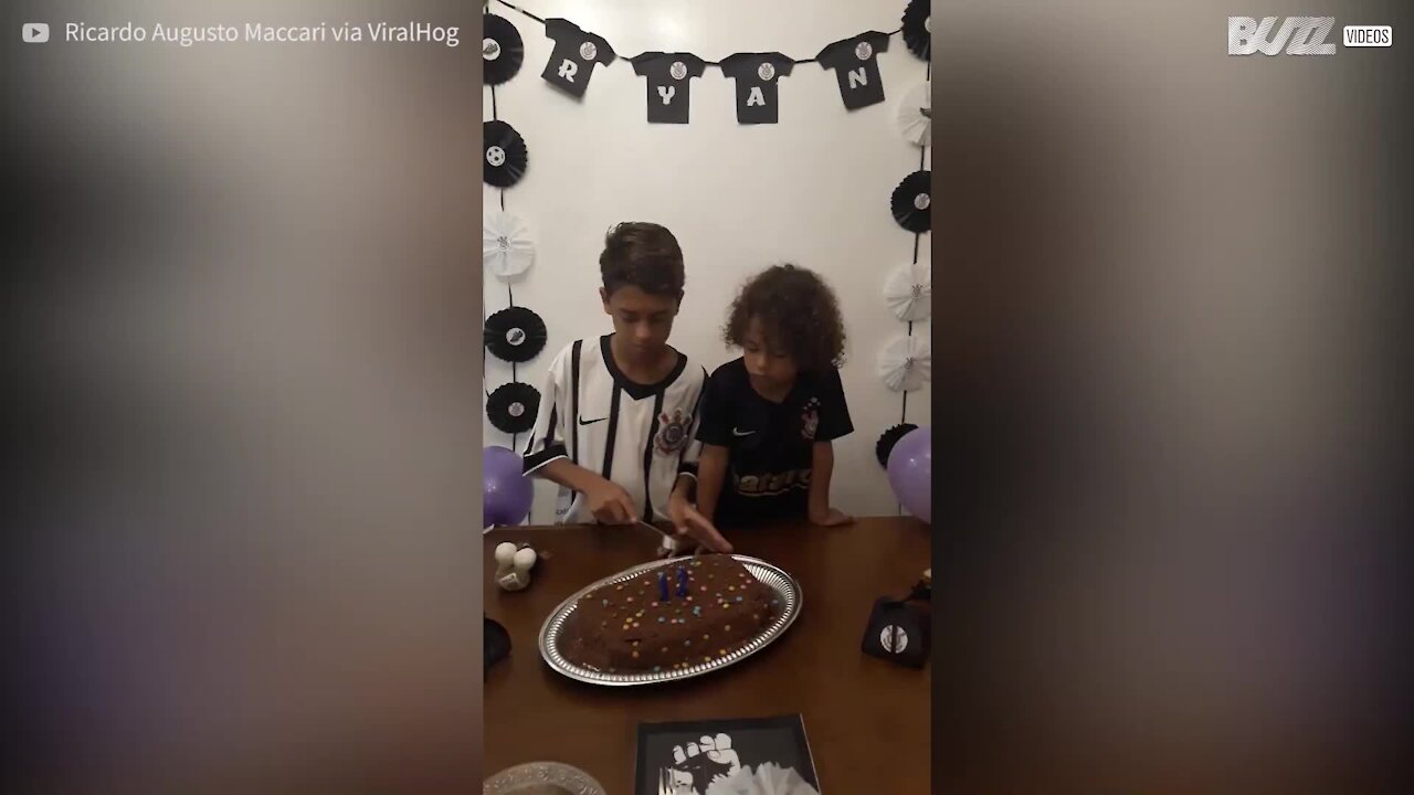 Menino se emociona ao ganhar o primeiro pedaço de bolo do irmão