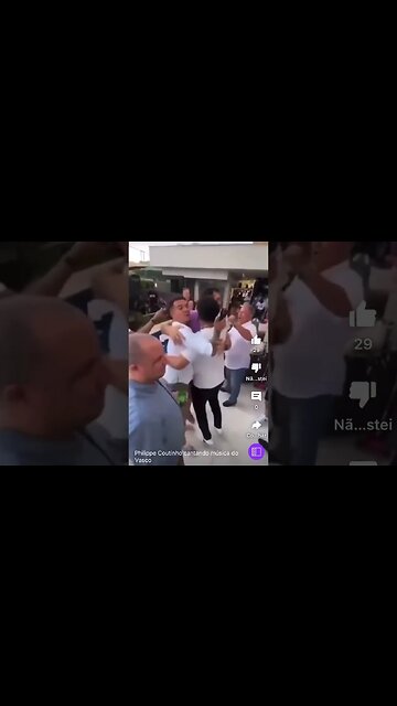 Coutinho cantando música do Vasco