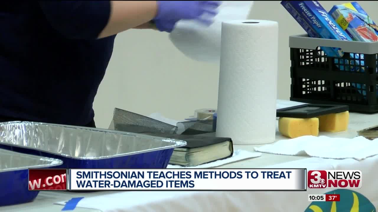 Smithsonian stops by Durham to show how to treat damaged keepsakes after flood