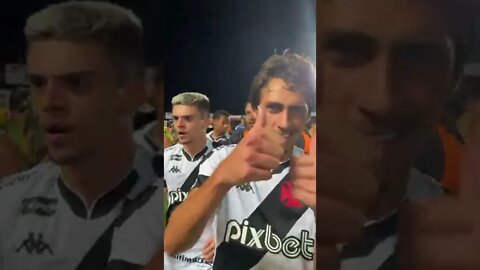 Jogadores do Vasco comemorando a vitória por 3x2 sobre o Operário no Estádio Germano Krüger