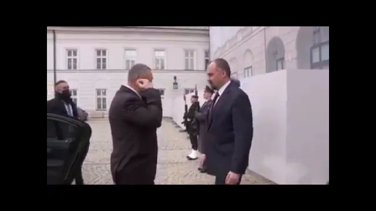 Ciucă invitat să dea masca jos, la polonezi