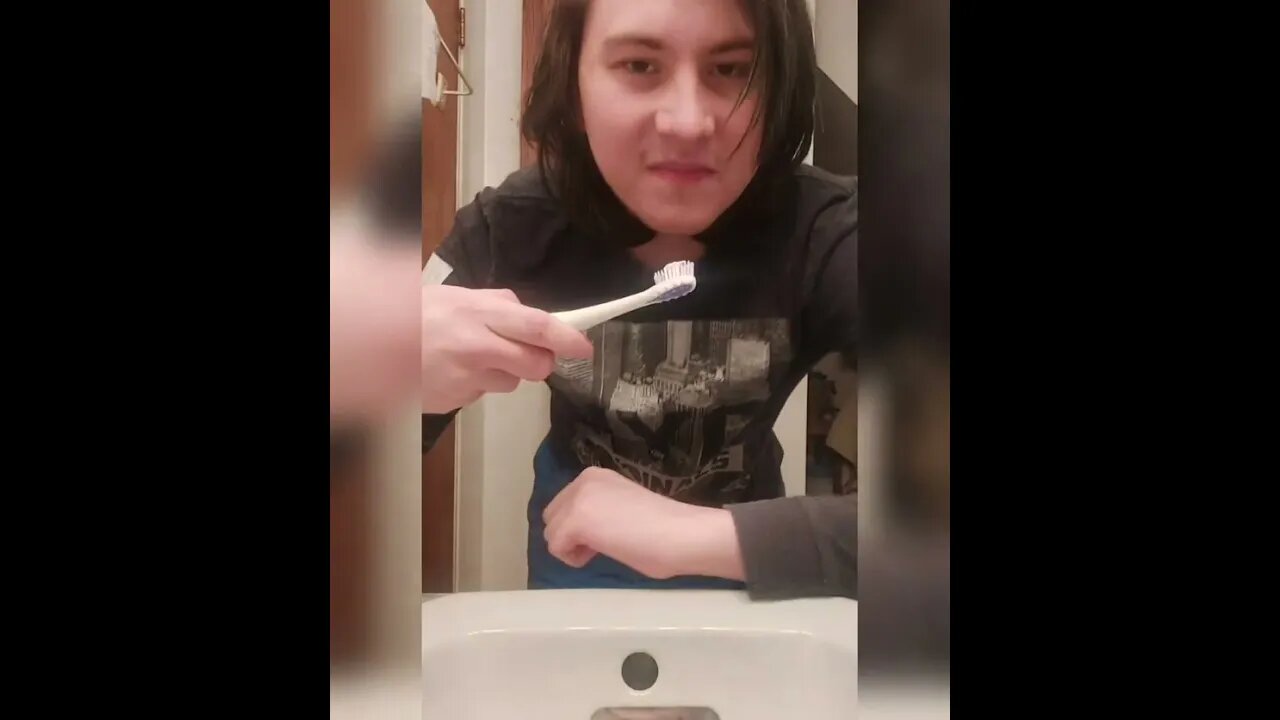 How Maykil107 Brushes His Teeth