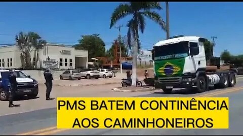 Os caminhoneir0s indo em frente e os PMs batend0 continência