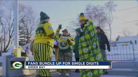 Packers fans bundle up for the single digit temperatures