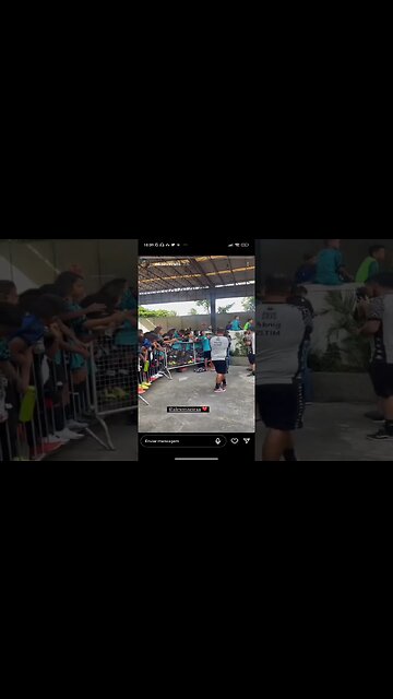 Alex Teixeira com a criançada em São Januário