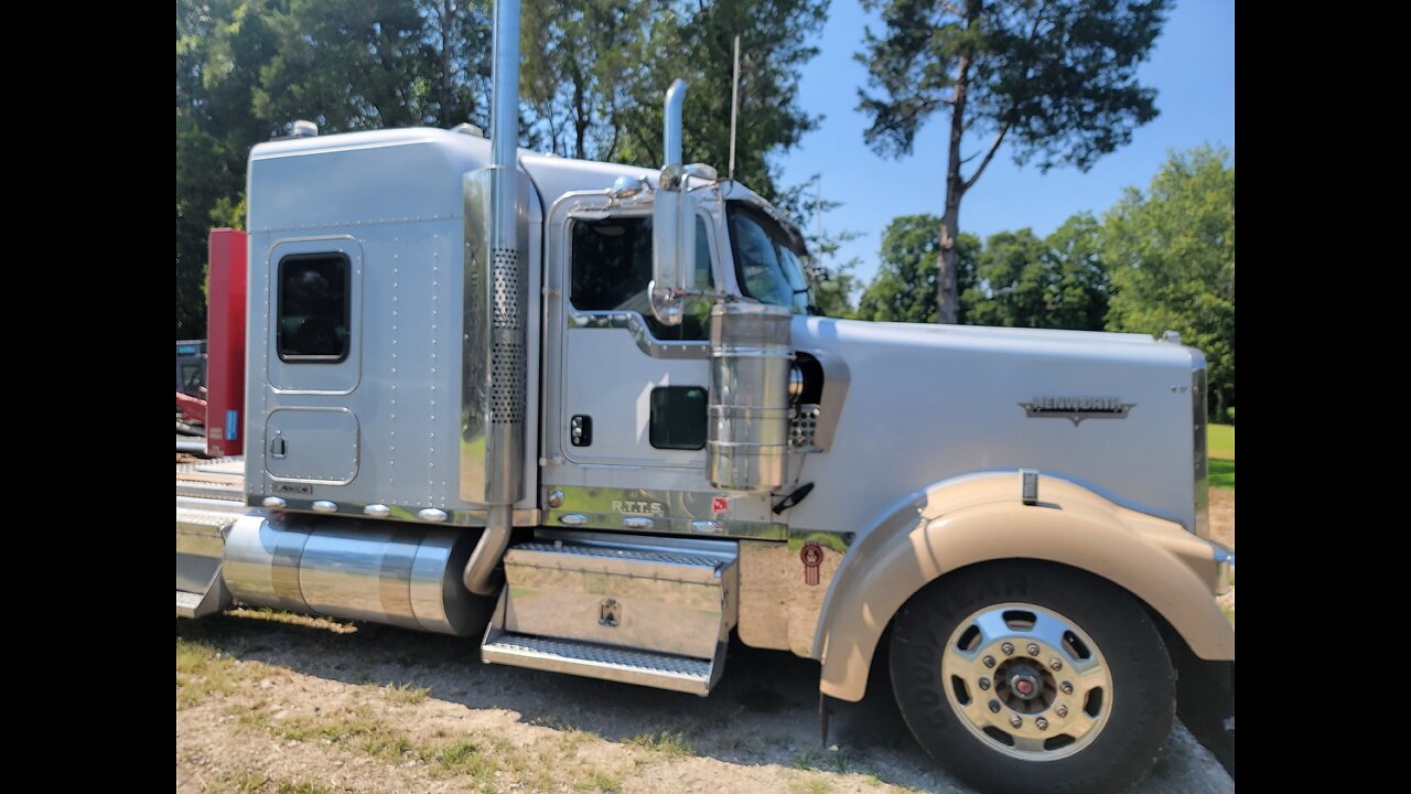 RIDING IN STYLE: COMING HOME IN A KENWORTH W 900