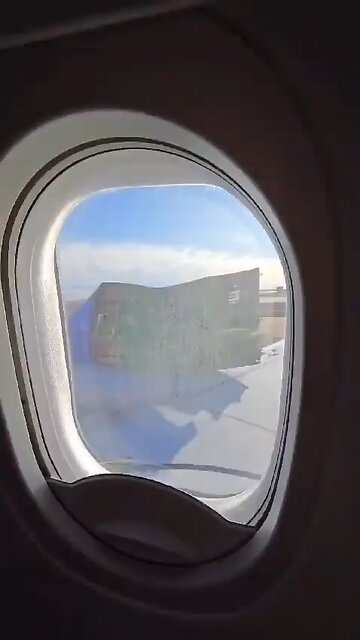 Boeing 737-800 returned shortly after take off