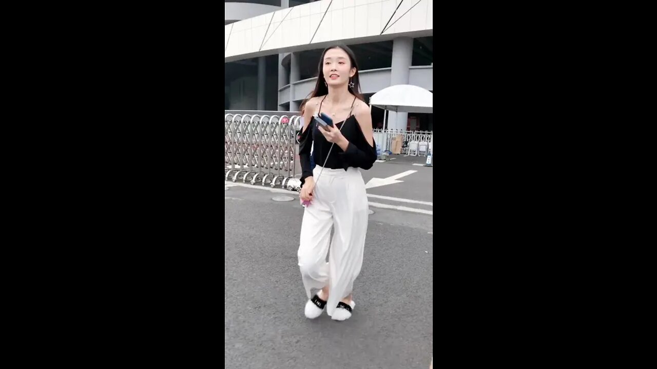 小姐姐奔跑的樣子很美李涼涼這屆車主有fu了#豪哥車模之家#