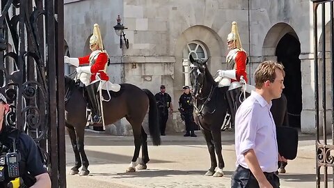 The dismount of the life guards #horseguardsparade