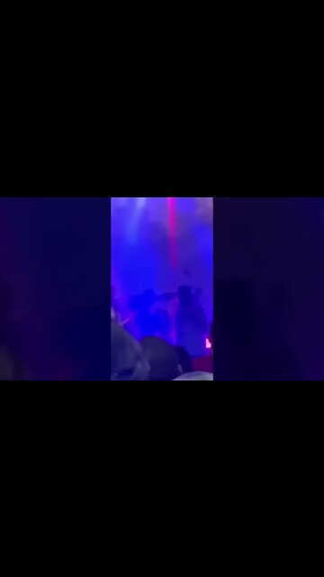 "E Lei Rouanet?" Zeca Baleiro para show e vai pra cima de bolsonarista: Pode sair se quiser