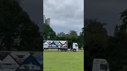 E esse mega palco e os banners pátria amada Brasil