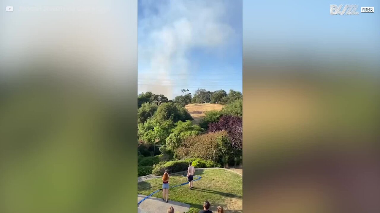 Avião de combate a incêndio protege casa de queimadas