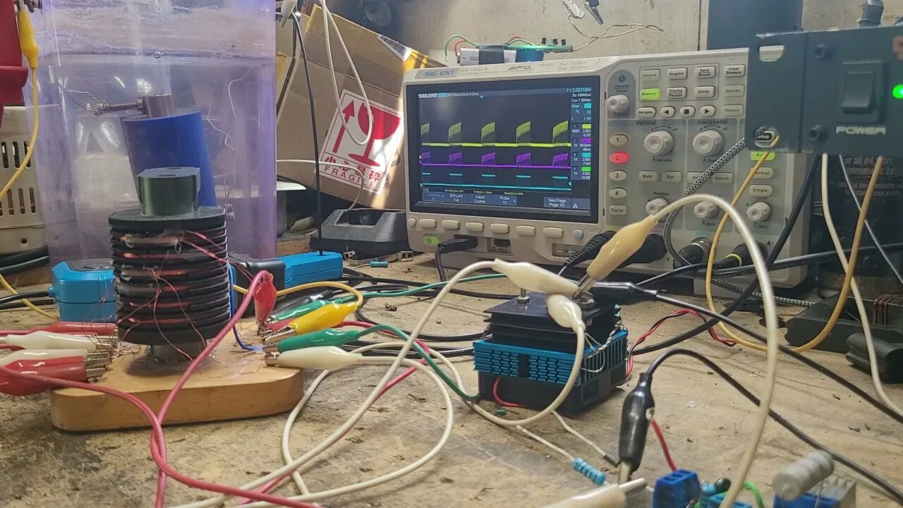 distributed capacitance assisting step charge