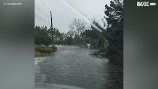 Jeep si trasforma in barca durante l'alluvione