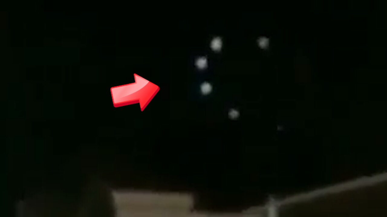 A saucer-shaped UFO and another UFO blended in the middle of the night [Space]