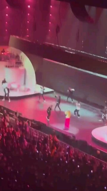 Mariah Carey Residency - Sings Her Hits