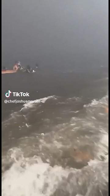 new footage of people jumping into the ocean to escape from #wildfires in #Lahaina, #Hawaii