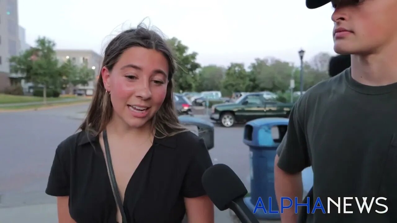 Democrat can't figure out why Liberal run city is a SH!TH@LE?? (gives donuts to cops)