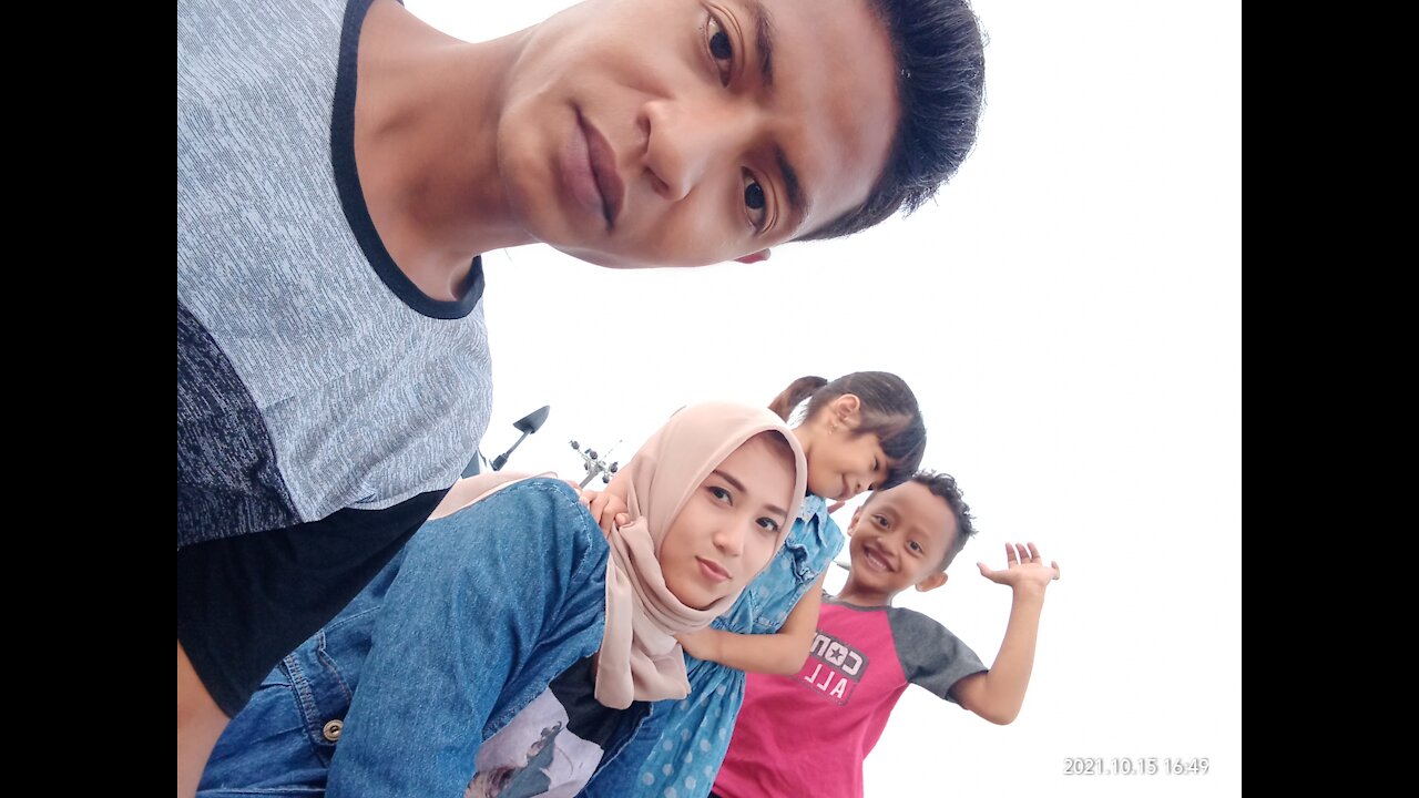 Tothe beach with may little family