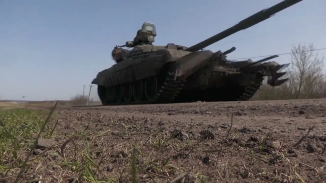 Russia moving to a new attack area and locals wave flags and show support