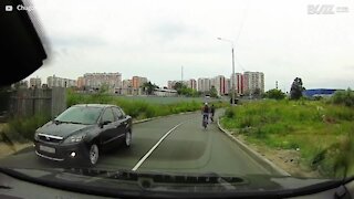 Queda dupla de bicicleta é apanhada por câmara de bordo