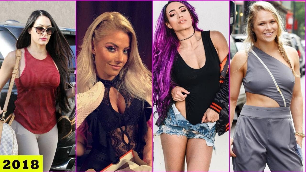 Top 10 Hottest WWE DIVAS