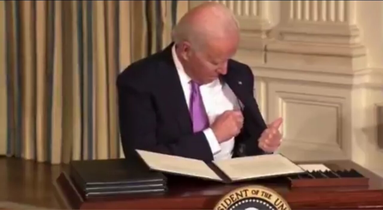 Biden Spends 14 Seconds Doing This ... And Doesn't Succeed