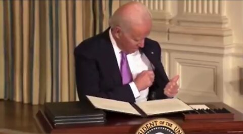 Biden Spends 14 Seconds Doing This ... And Doesn't Succeed