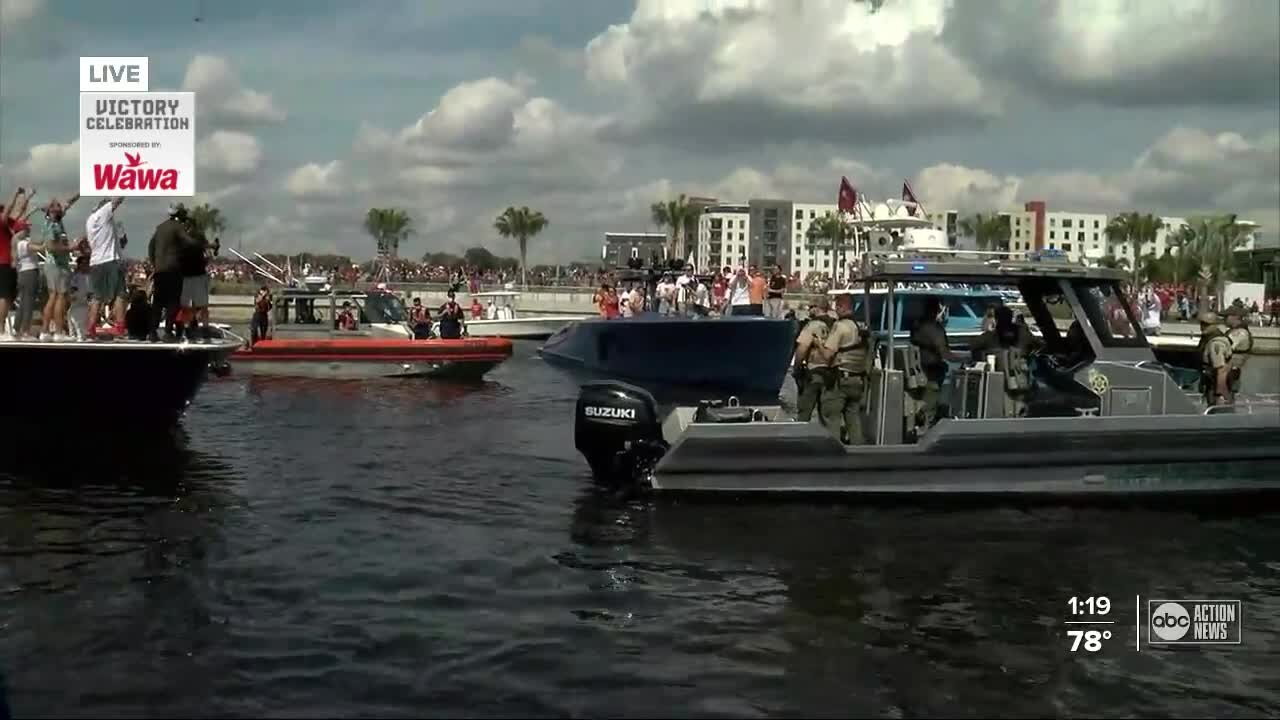 Rob Gronkowski, Tom Brady party on the Hillsborough River for Bucs Super Bowl parade