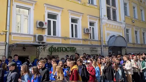 Muscovites lay flowers at the "monument" to the Liberators of Riga