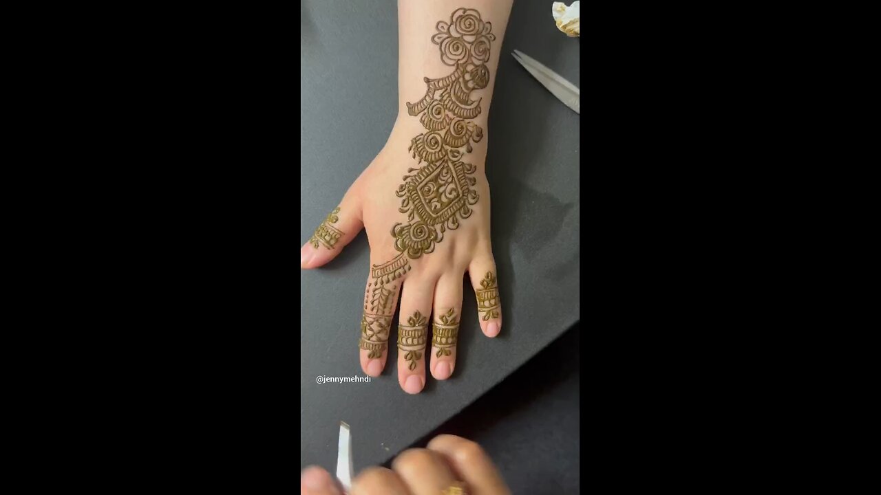 Elegant henna design