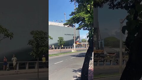 Cenas que só existem em nossa Vitória… um navio “passando na rua”! 🚢🙌🏻👏🏻😃❤️