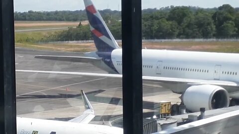 Tem dois Boeing 777-300ER da LATAM encostados em Manaus