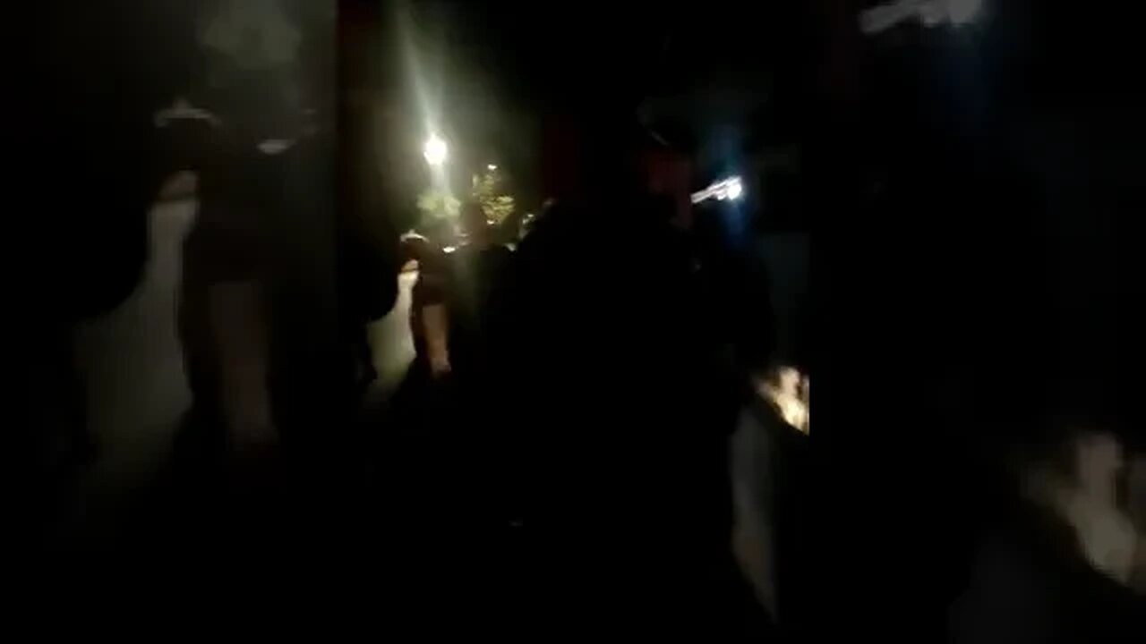 משטרת ישראל פורצת לבית של אזרחים שלווים בלי מדים בלי הסברים ובלי צו, פשוט מכים את יושבי הבית והולכים