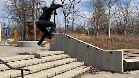 Jovem faz espacate em queda de skate