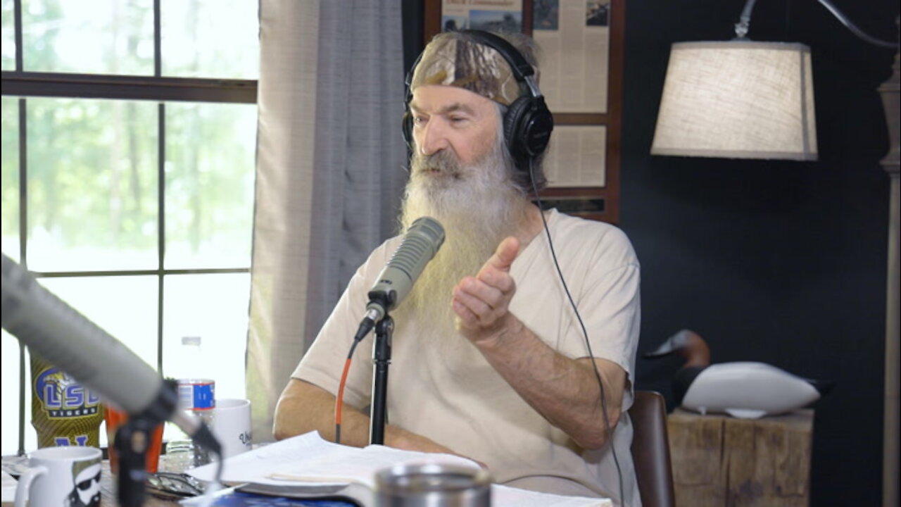 Willie's Birthday Present, Jase's Answer to 'I Was Born That Way,' and Phil's Chinese Paddle | Ep 85