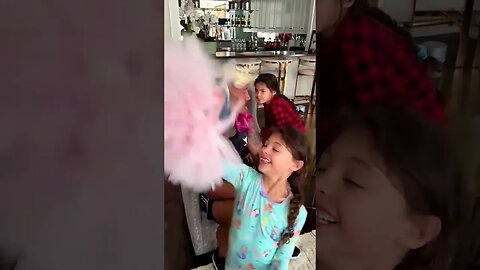 The Rock - Brincando com as filhas.
