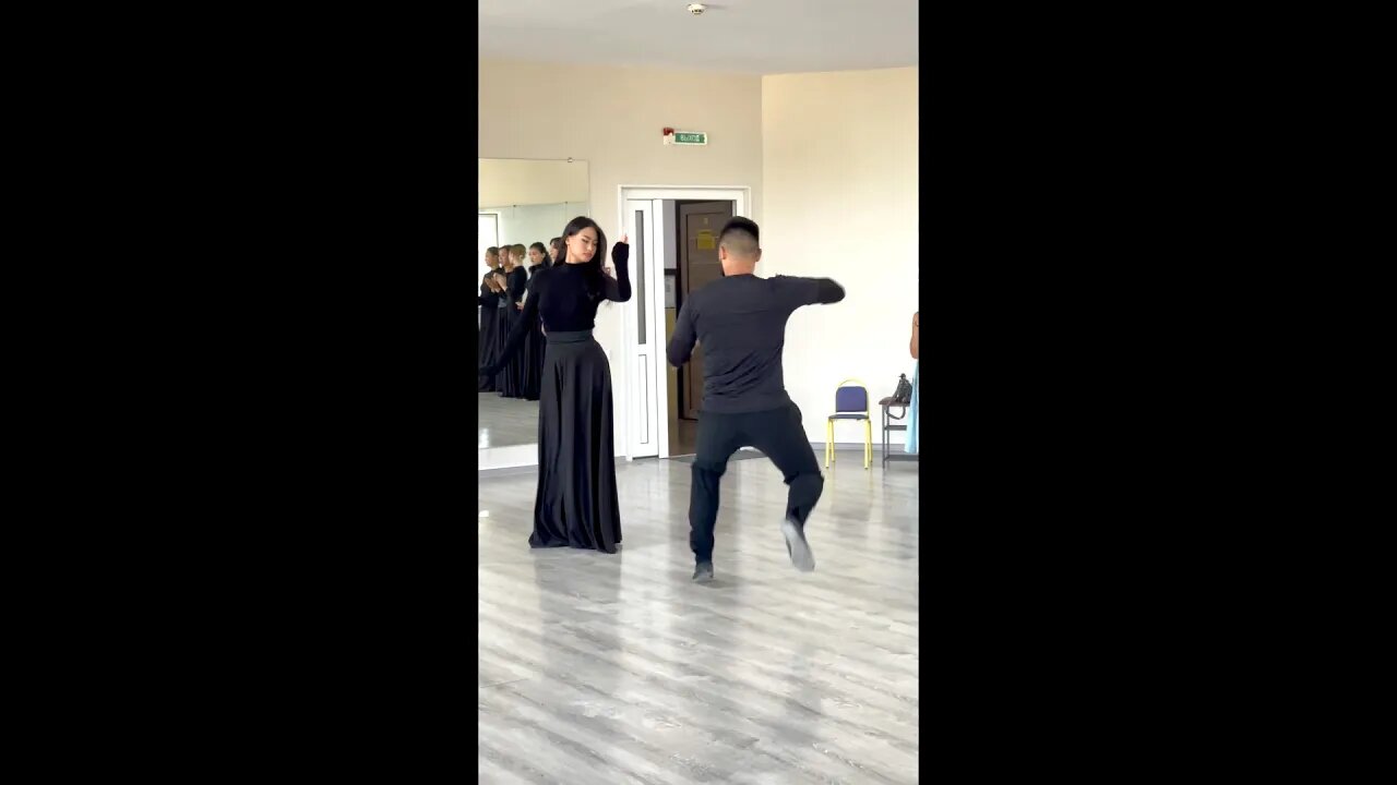 Казах мощно танцует Чеченскую лезгинку 2023